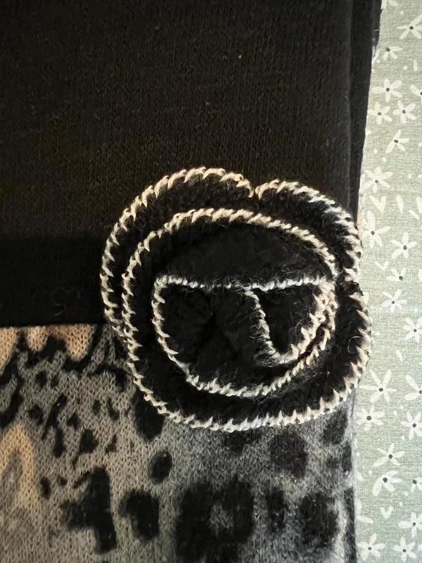 Korte jurk met lange mouwen en een barok- en luipaardpatroon – photo 3